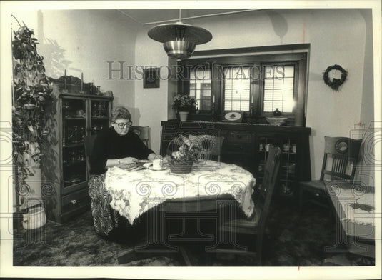 1989 Press Photo Nurse May Myers in her bungalow at St. Joseph's Hospital - Historic Images