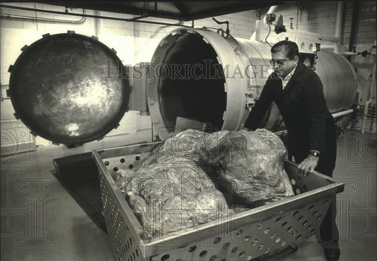 1993 Press Photo St. Joseph Hospital, Bob Montana installs new medical waste - Historic Images