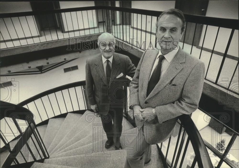 1982 Press Photo B.J Sampson and brother, Harold, on stairway in office building - Historic Images