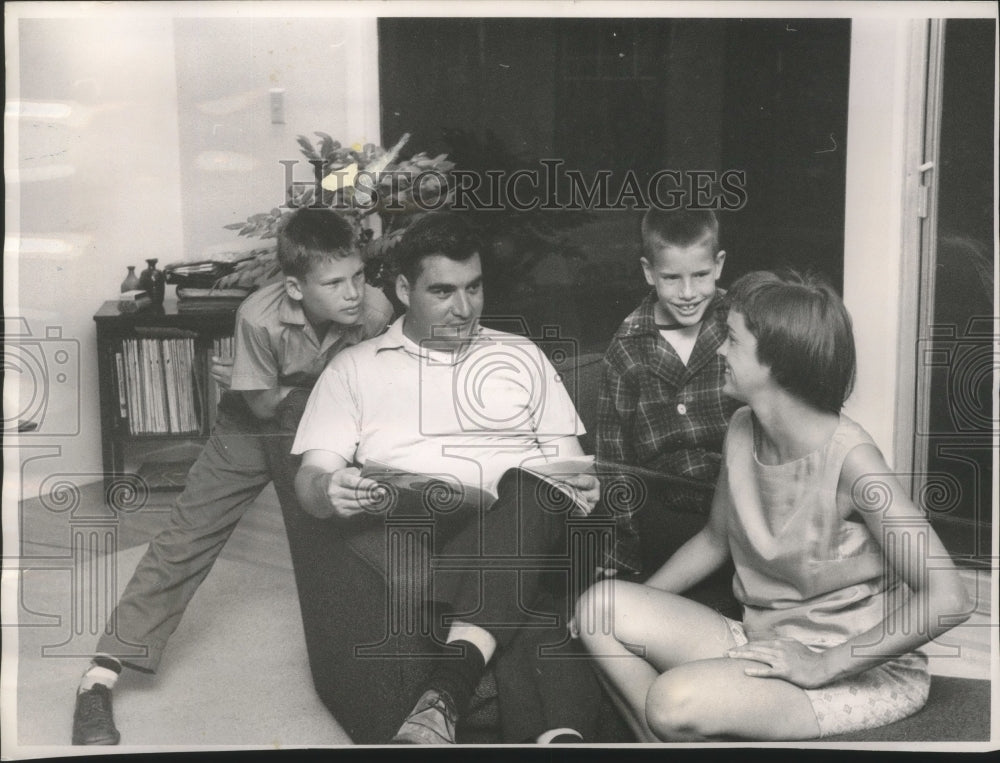 1963 Press Photo Pierre Salinger Spends Time With His Family - mjb88361-Historic Images