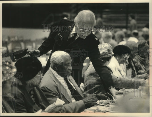 1988 Salvation Army Major George Curtis serves at Christmas lunch - Historic Images