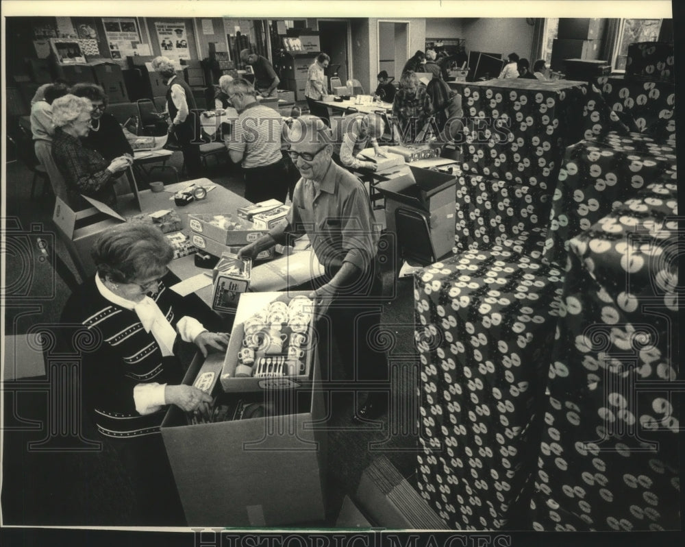 1986 Press Photo Volunteers from Salvation Army in Milwaukee County wrap present - Historic Images