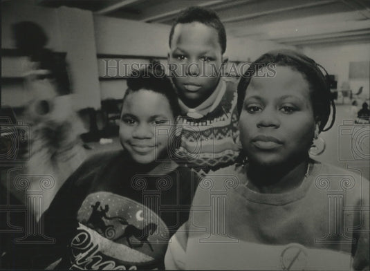 1993 Molly Moore and children, Salvation Army, Milwaukee-Historic Images