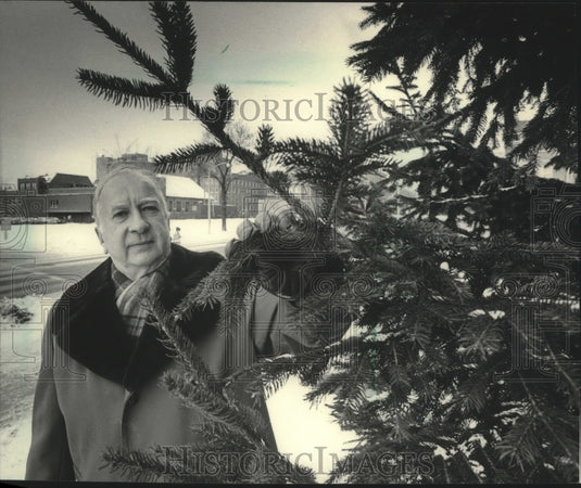 1983 Press Photo Botanist Peter Salamun tested an evergreen, Milwaukee - Historic Images