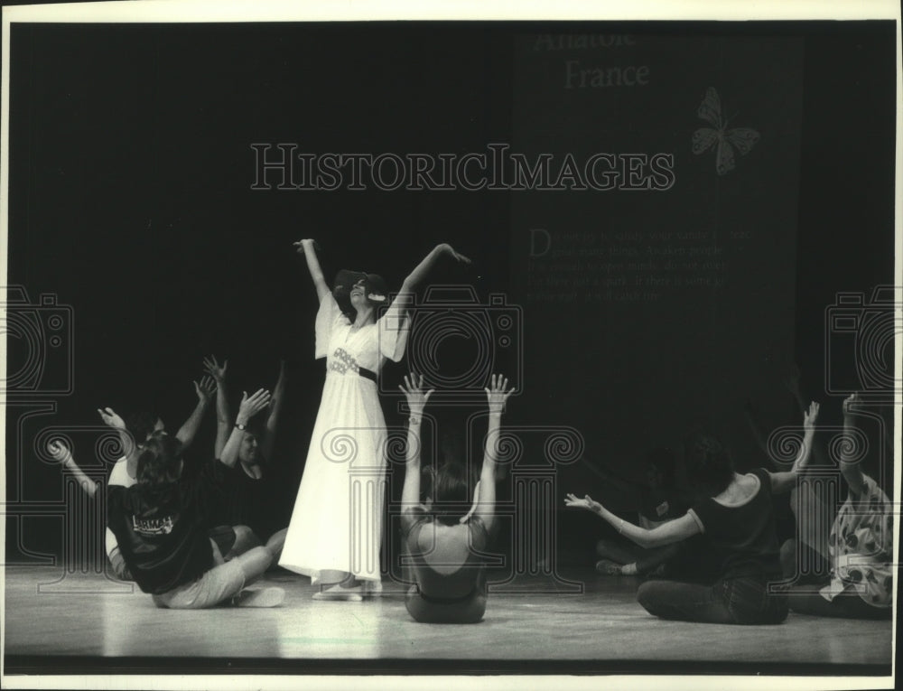 1988 Press Photo Betty Salamun choreographs a play, &quot;The Earth Speaks&quot; Milwaukee - Historic Images