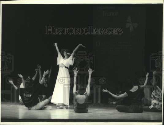 1988 Press Photo Betty Salamun choreographs a play, "The Earth Speaks" Milwaukee - Historic Images