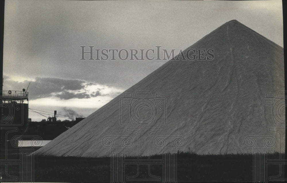 1959 Press Photo A 9,000 ton pile of salt from International Salt Company- Historic Images