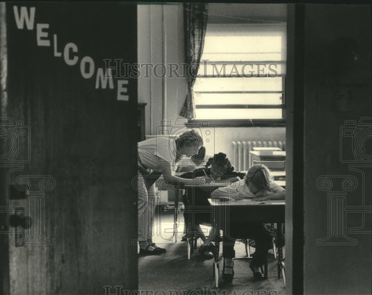 1985 Barb Antonneau of St. Rose Grade School teaches students - Historic Images