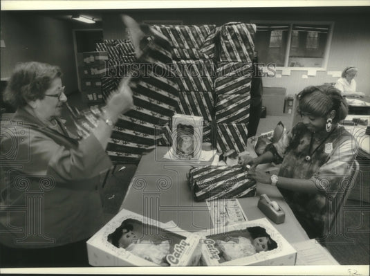 1993 Press Photo Salvation Army Volunteers wrap Christmas presents for Children - Historic Images