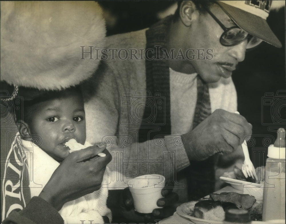 1993 Cheryl Little and Roy Hunley fed by the Salvation Army-Historic Images