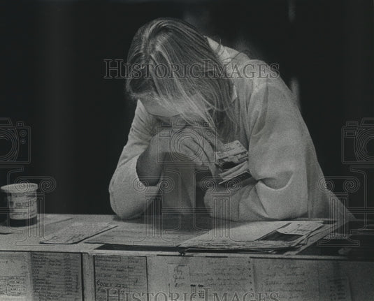 1977 Medical Doctor Jane Hawes at Saint Joseph Hospital - Historic Images
