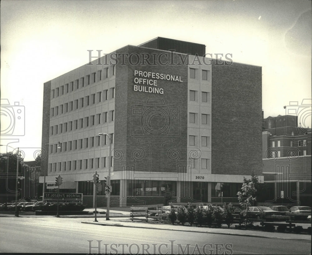 1976 Press Photo Saint Joseph&#39;s Hospital Office Building - mjb88636 - Historic Images