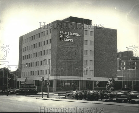 1976 Press Photo Saint Joseph's Hospital Office Building - mjb88636 - Historic Images