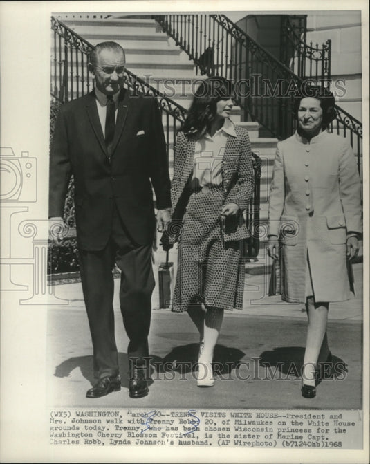 1968 Press Photo Trenny Robb walks with President and Mrs. Johnson, White House-Historic Images