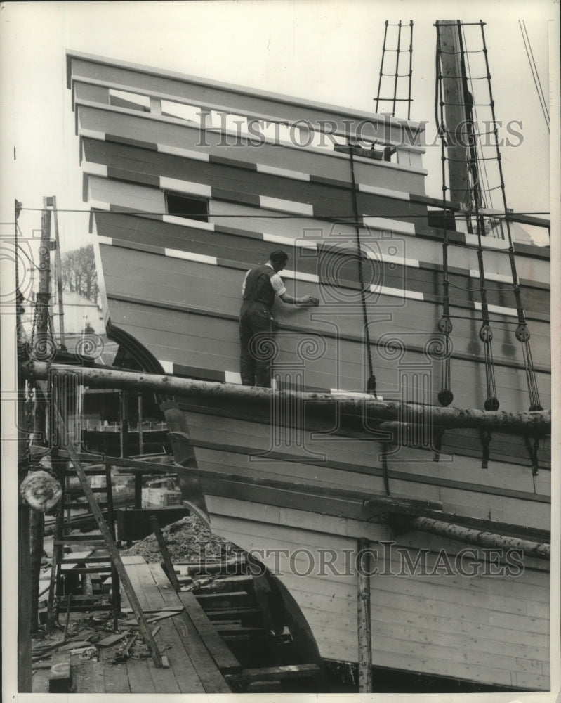 1957 Press Photo Painter works on the Mayflower II before voyage to America.- Historic Images