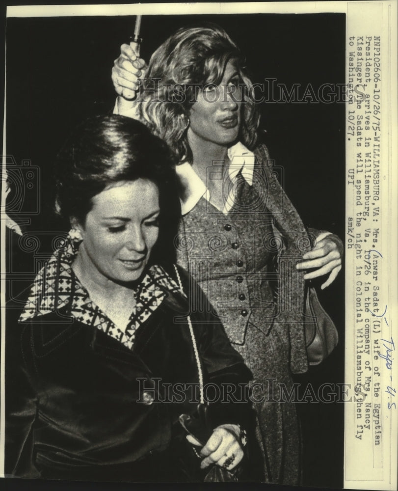 1975 Press Photo Anwar Sadat wife of Egyptian President arrives in Virginia. - Historic Images