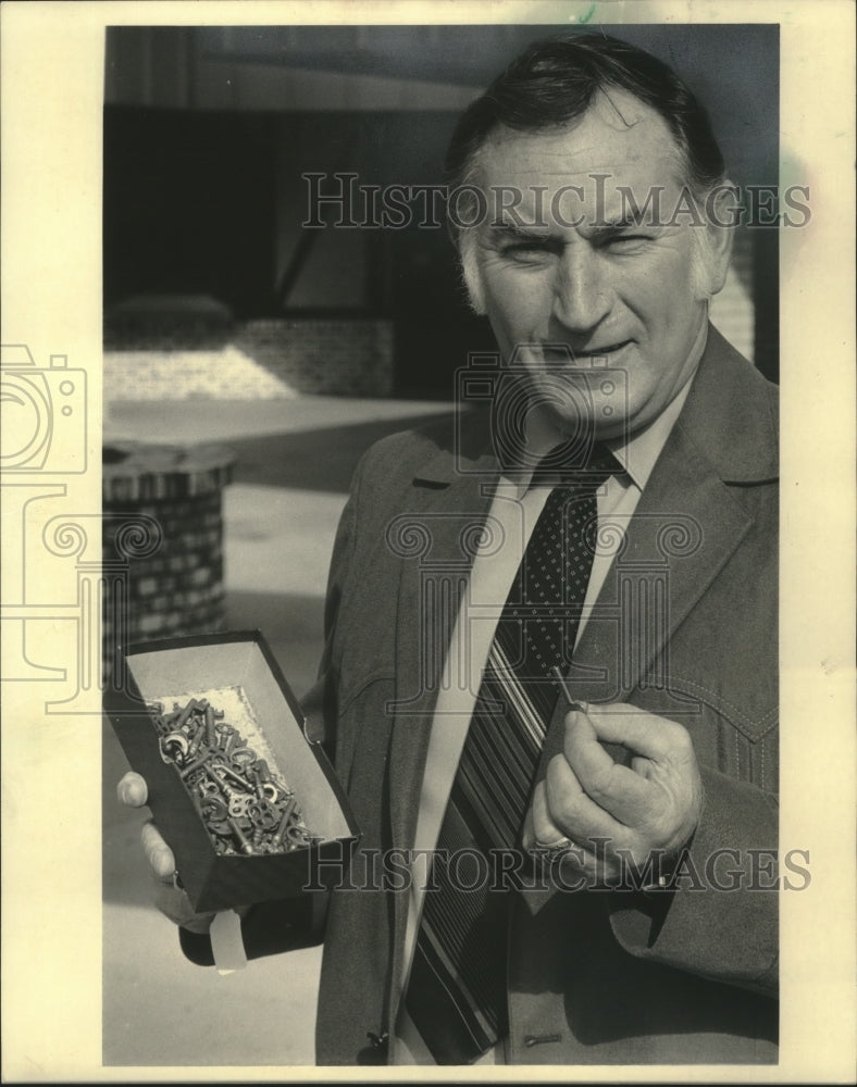 1985 Inspector Walter Schwanz Displays Handcuff Key In Waukesha-Historic Images