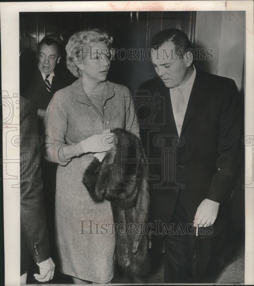 1958 Press Photo Mrs. Gregg Sherwood Dodge in Los Angeles Court With Attorney-Historic Images