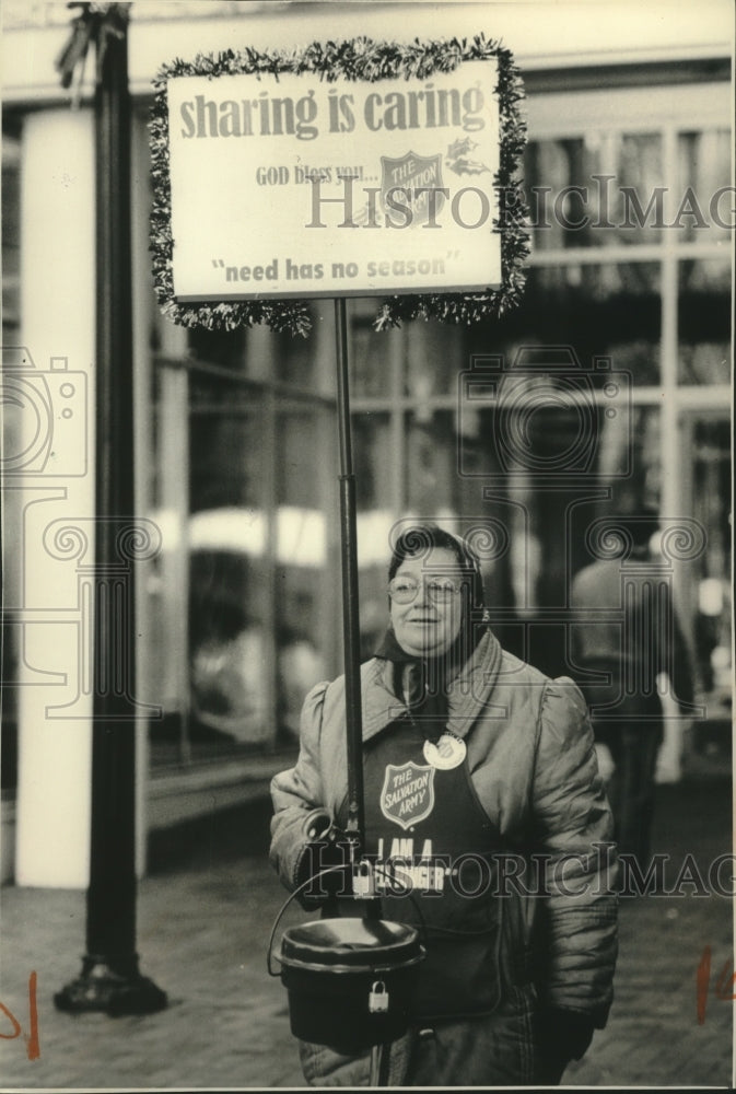 1988 Viola Gram Rings Bell for Milwaukee Salvation Army - Historic Images