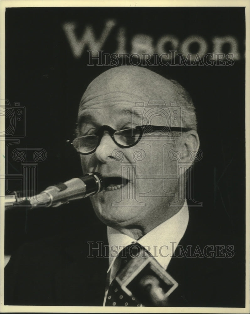 1983 Press Photo B.J. Sampson Talking into Microphones - mjb88909 - Historic Images