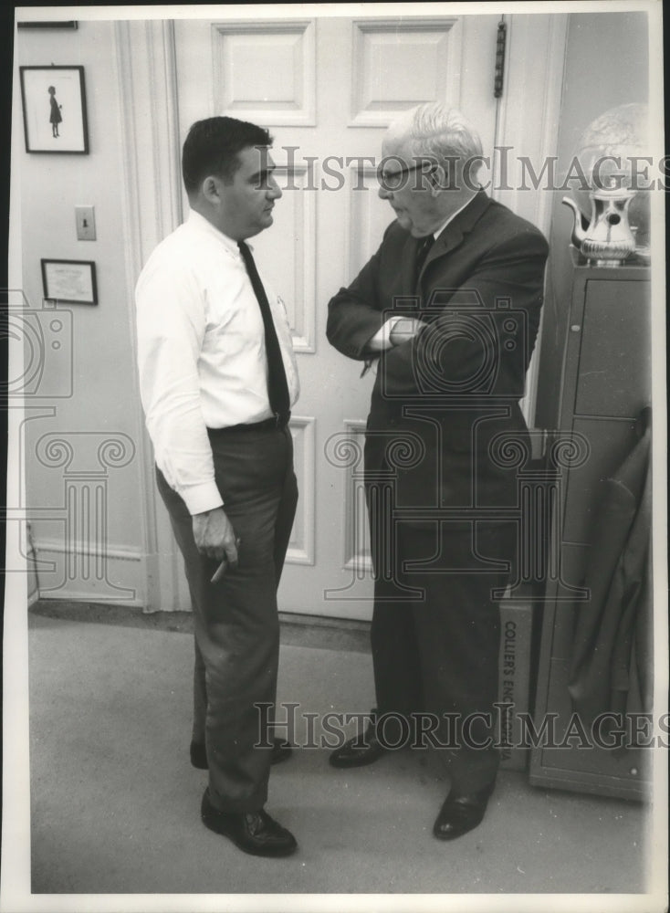 1963 Press Photo Pierre Salinger chats with Hodges before a news conference - Historic Images