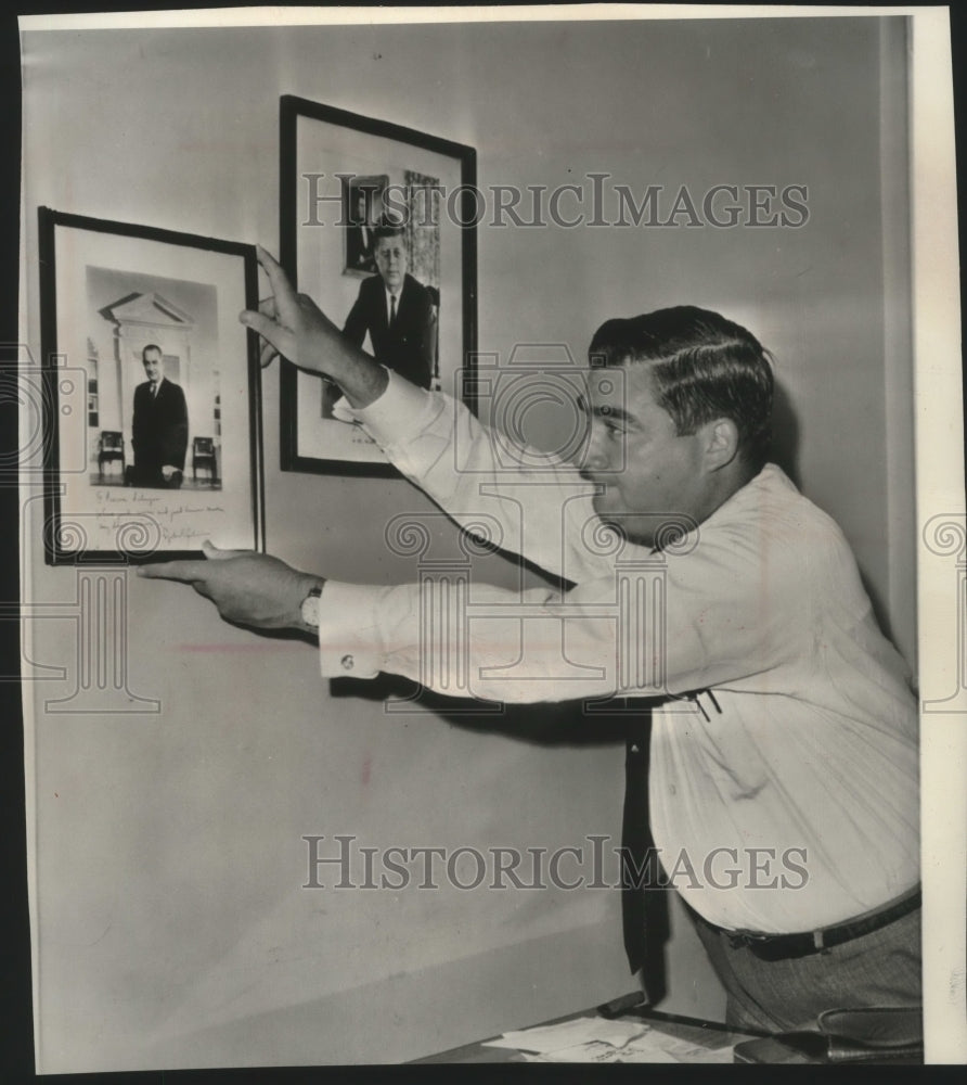 1964 Press Photo Pierre Salinger hanging photos in his office on Capital Hill- Historic Images