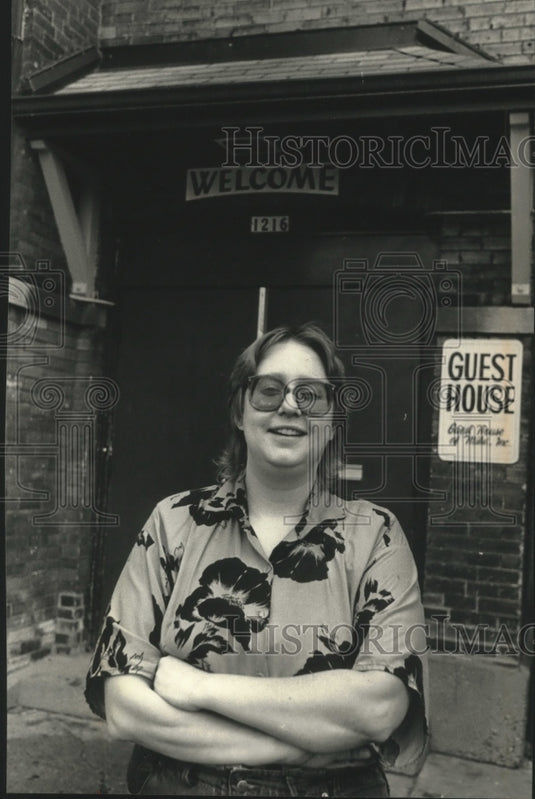 1988 Press Photo Susan Hay Salamone at the Guest House of Milwaukee, Milwaukee.-Historic Images