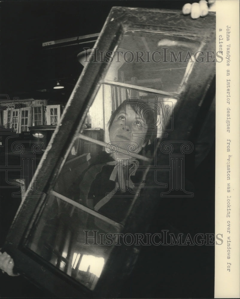 1989 Press Photo Johna Vandyke, an interior designer visits Salvage One. - Historic Images