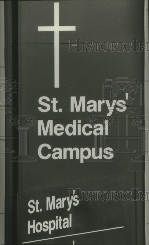 1993 Press Photo Signs at St. Mary&#39;s Hospital with the apostrophe after the S. - Historic Images