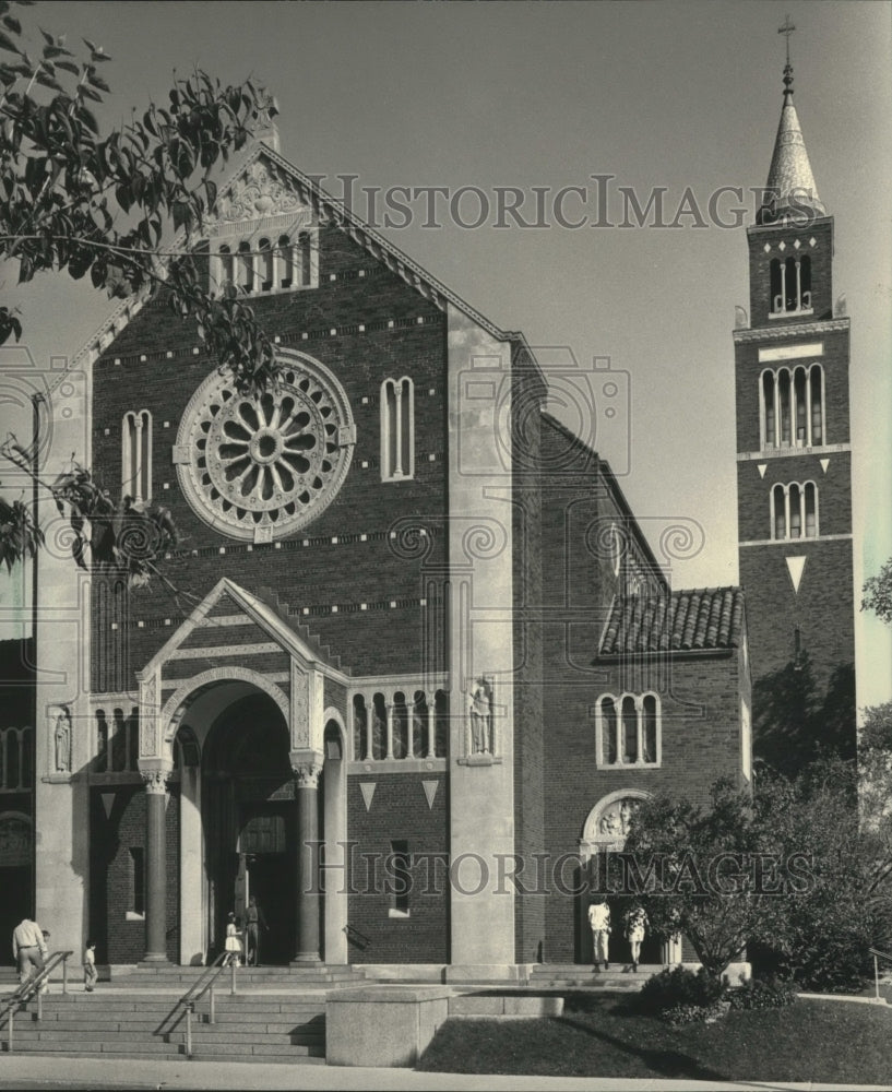 1987 Press Photo St. Robert Catholic Church Shorewood, north shore landmark - Historic Images