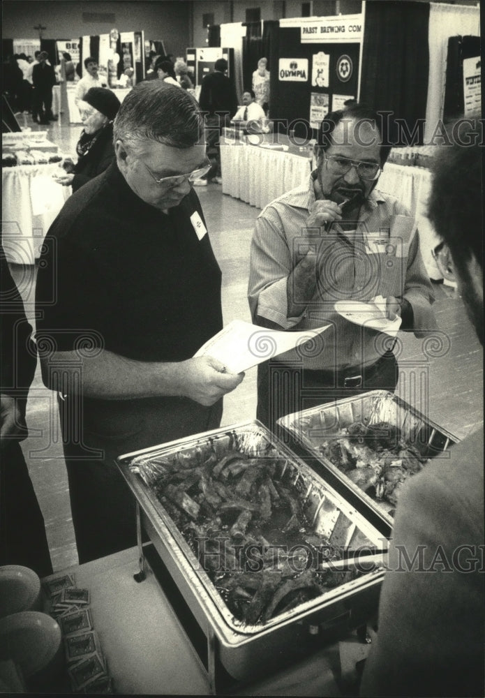 1992 Press Photo Sampling food at St. Mary Czestochowa Church Fair, Milwaukee - Historic Images