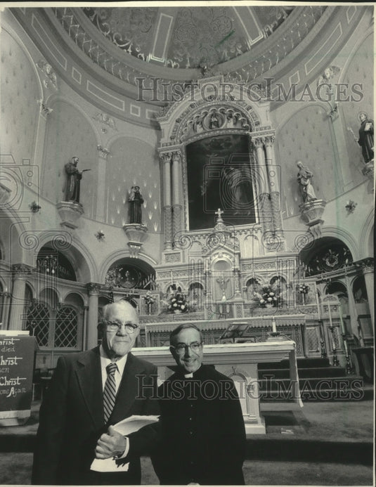 1983 Press Photo Fred Kessler and Father Sanfelippo in Saint Mary Catholic. - Historic Images