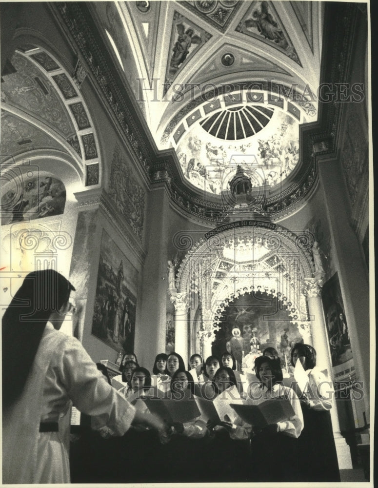 1991 Press Photo Vietnamese Choir performs under dome at Saint Josaphat Basilica - Historic Images