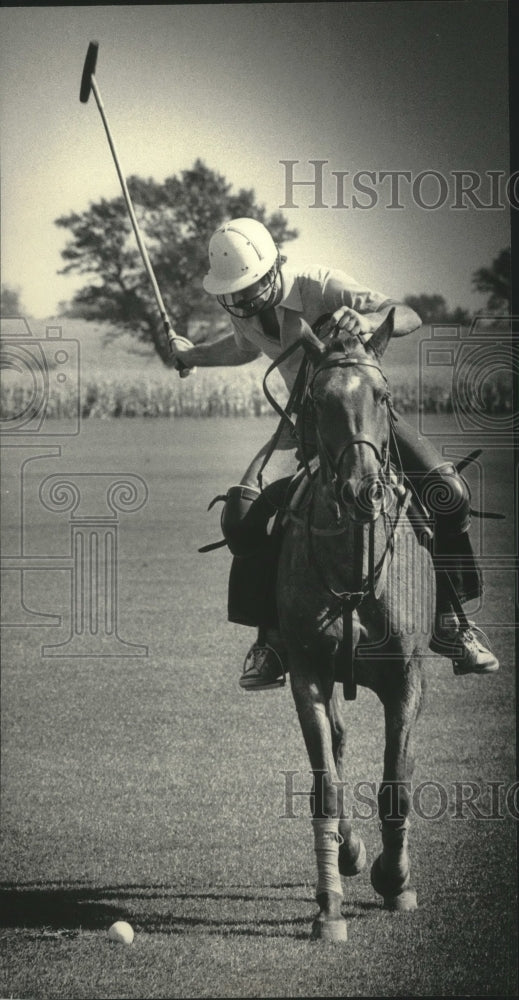 1985 Press Photo Roger Salick takes a polo shot on horse. - mjb89278 - Historic Images