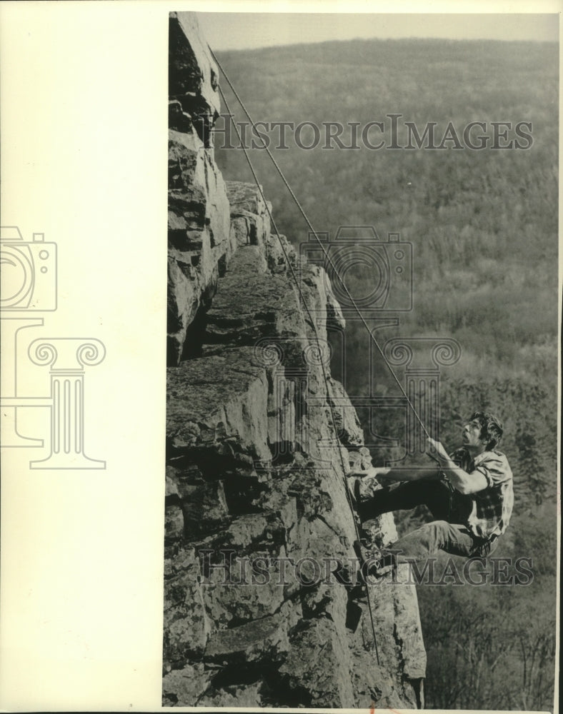 1986 Press Photo Roger Salick climbing at Rainy Tower, Devils Lake State Park - Historic Images