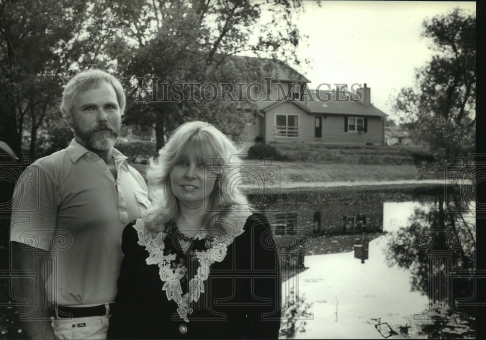 1994 Press Photo Curt and LuAnne Parr stand behind their Brookfield home - Historic Images