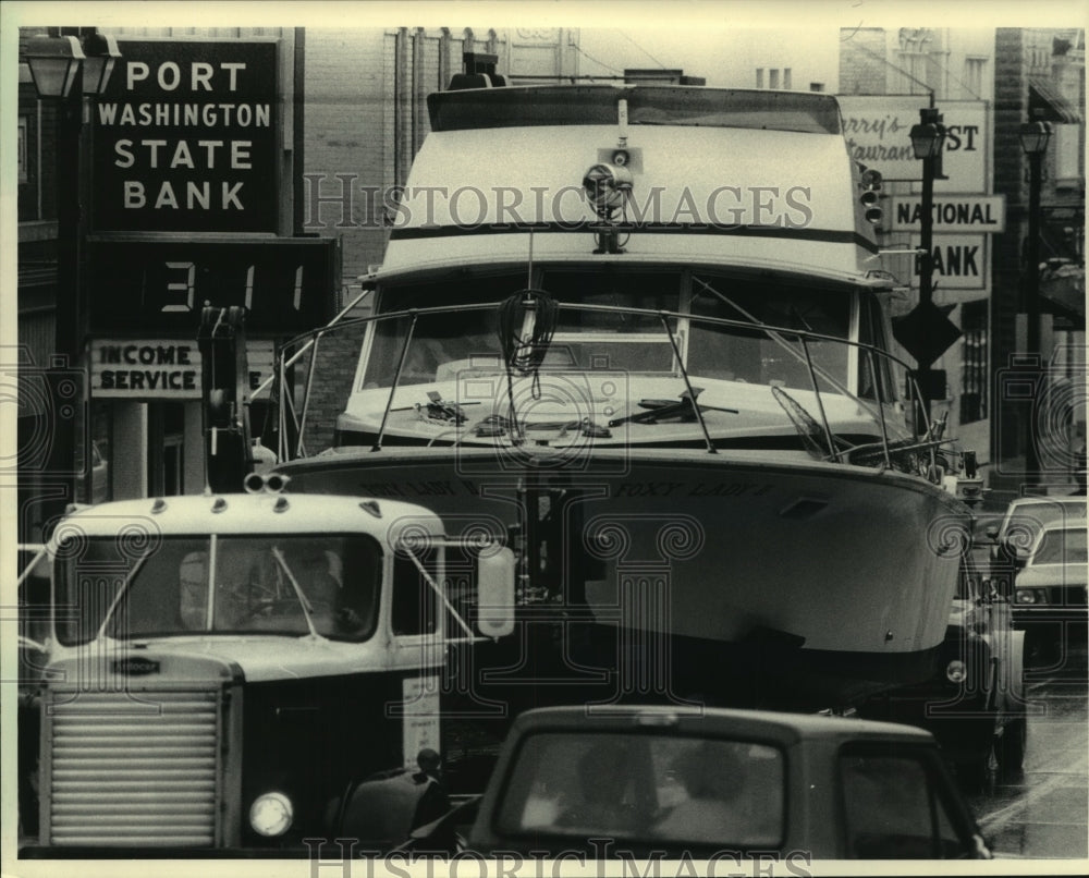 1984 Press Photo A 33 foot Bertrum being towed to Lake Michigan, Port Washington - Historic Images