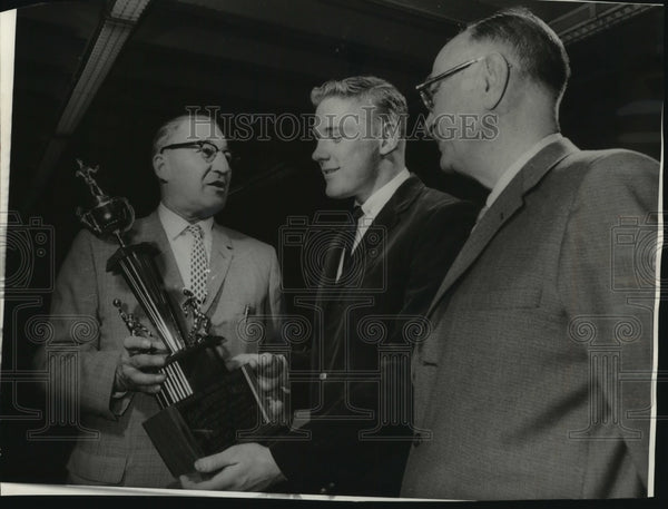 1962 Press Photo Wrestler Jerry Rusk receives Con Jennings trophy - mj ...