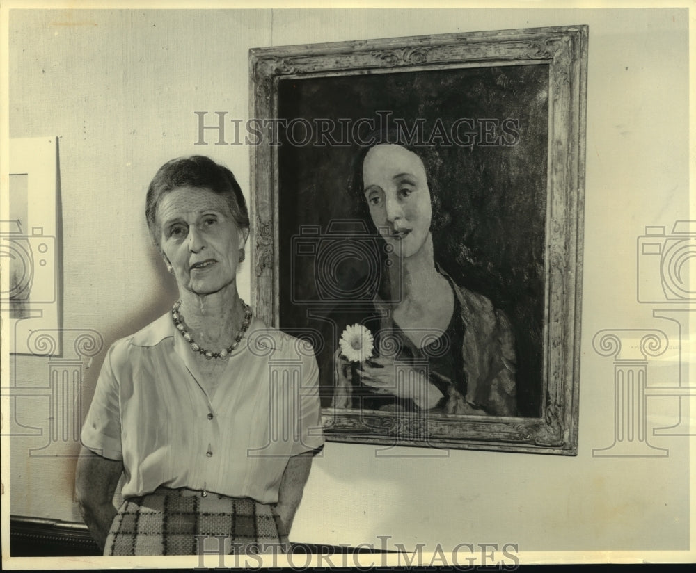 1968 Press Photo Mrs. Morgan Russell beside portrait painted by her husband- Historic Images