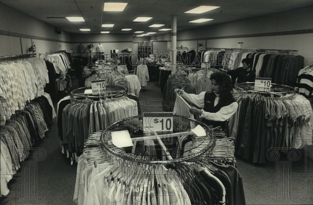 1988 Press Photo Everything in new Priced Rite store is $10. - mjb89456 - Historic Images