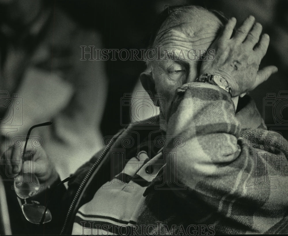 1984 Press Photo Herbert Stechmesser waiting for votes at Stanton&#39;s Hall caucus. - Historic Images