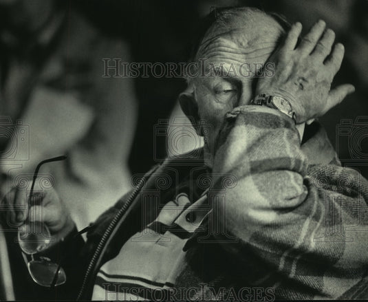 1984 Press Photo Herbert Stechmesser waiting for votes at Stanton's Hall caucus. - Historic Images
