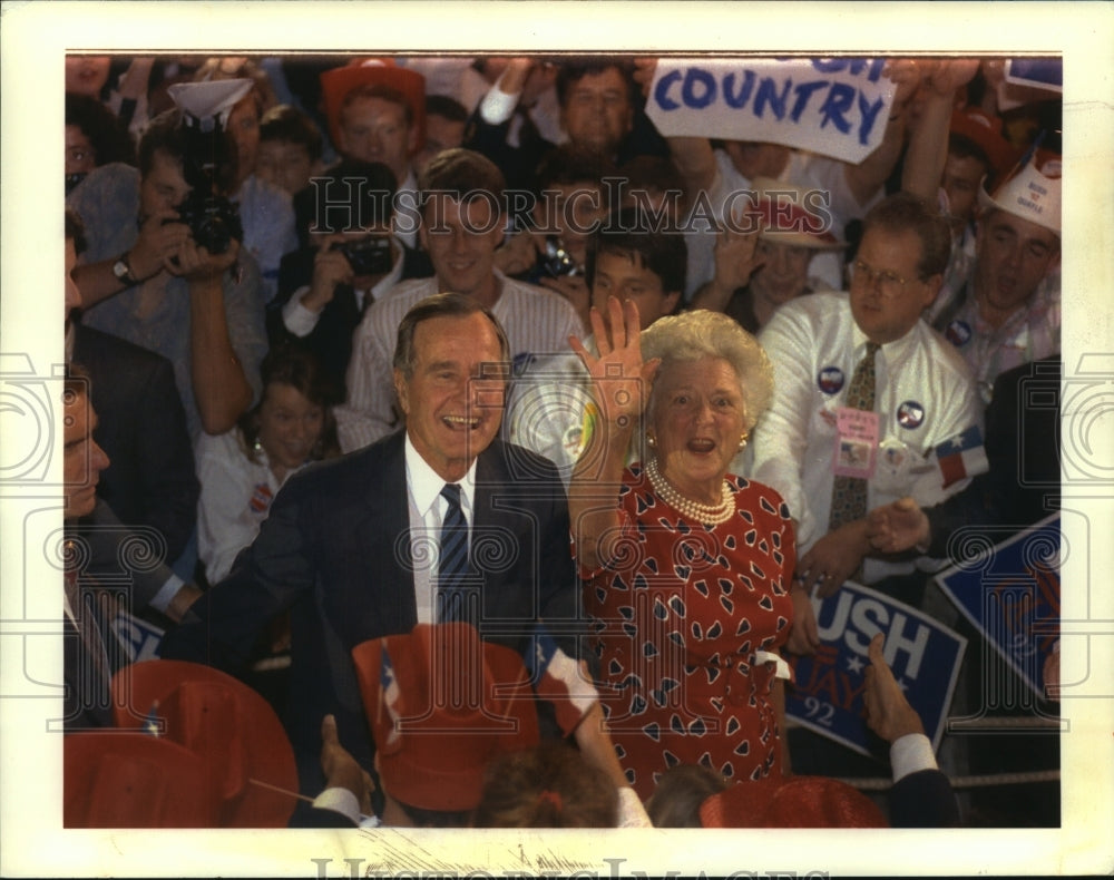 1992 Press Photo George and Barbara Bush reception greet at Houston Astroarena. - Historic Images