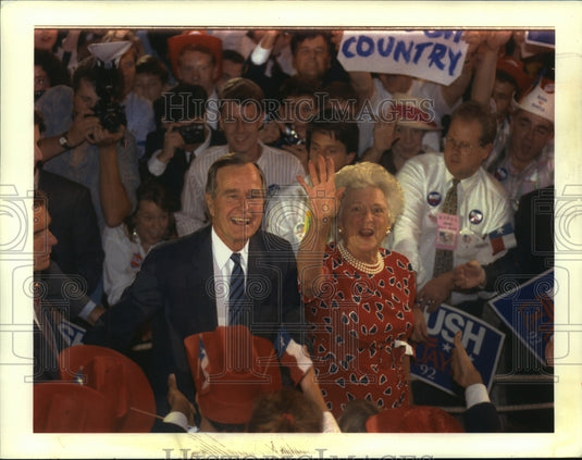 1992 Press Photo George and Barbara Bush reception greet at Houston Astroarena. - Historic Images