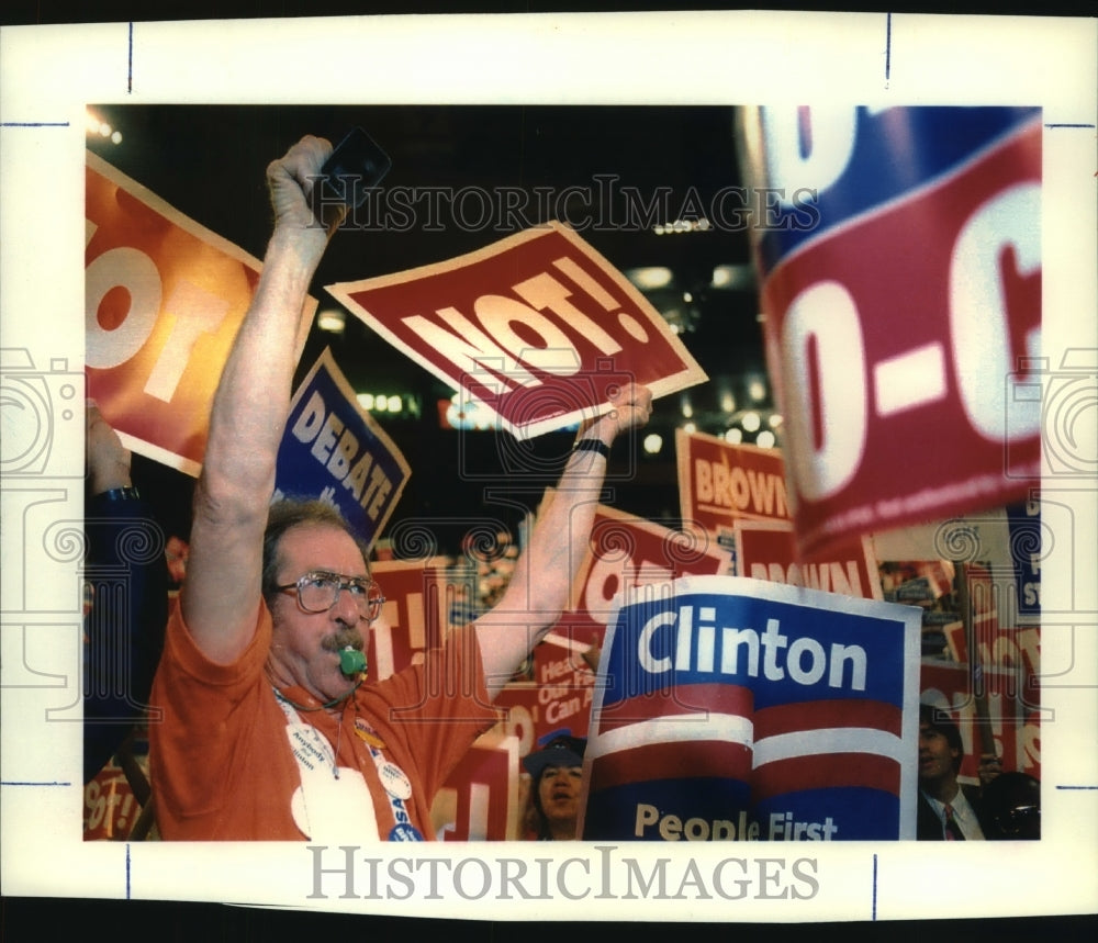 1992 Press Photo California supporter of candidate Jerry Brown, New York City - Historic Images