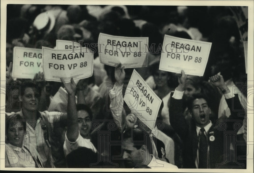 1988 Press Photo Reagan supporters at New Orleans Convention Center - mjb89472 - Historic Images