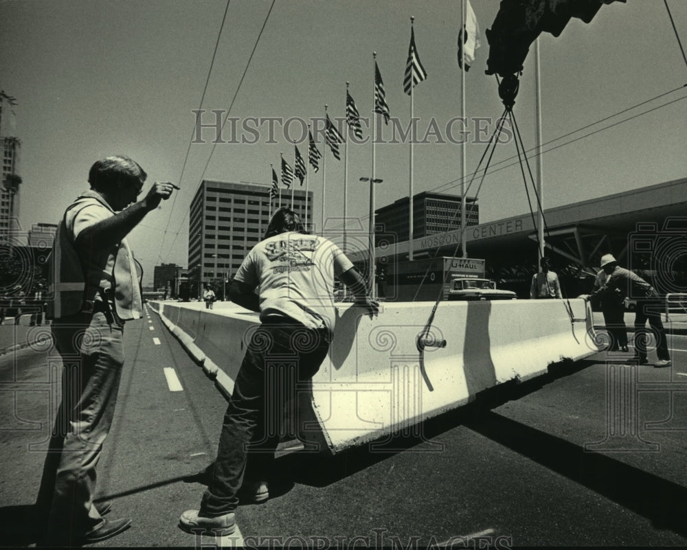 1984 Press Photo Workers place traffic barricades outside Moscone Center - Historic Images