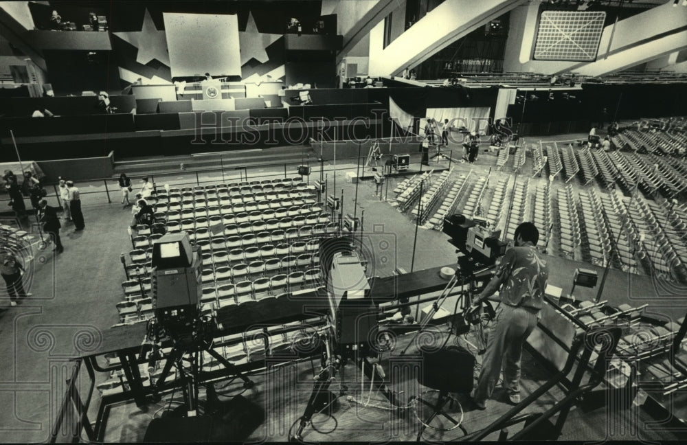 1984 Press Photo Setting up for Democratic National Convention, San Francisco - Historic Images