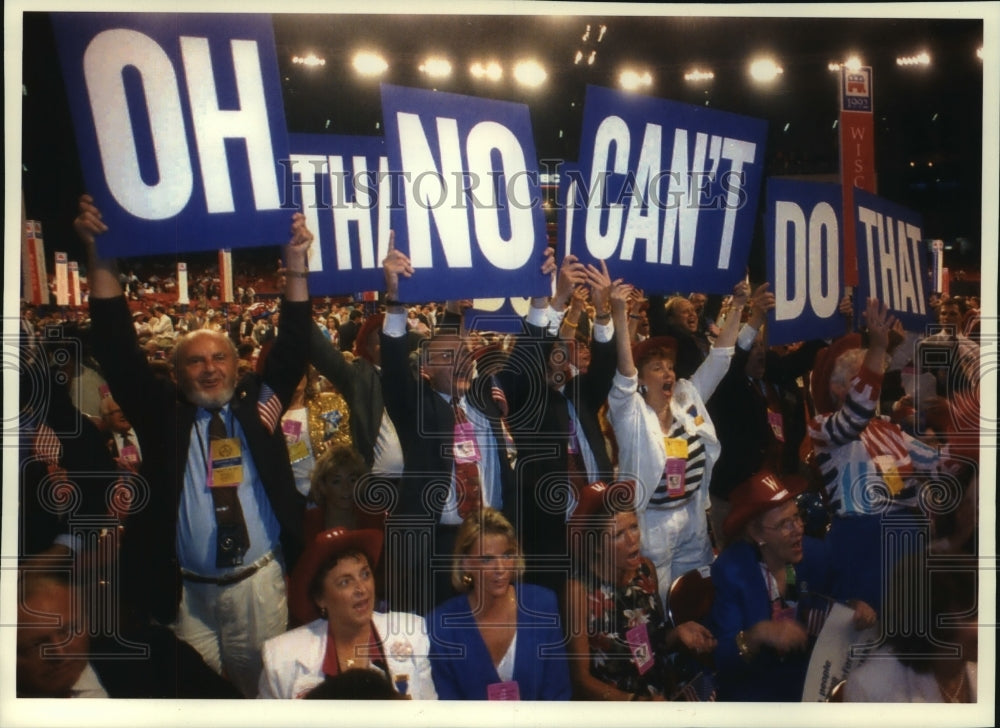 1992 Press Photo Wisconsin delegates hold signs, Republican National Convention - Historic Images