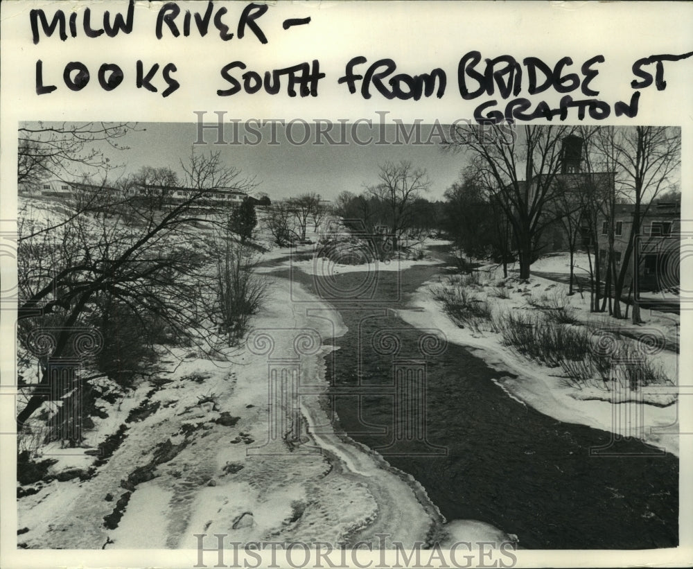 1967 Press Photo The Milwaukee River Seen From Bridge Street in Grafton- Historic Images